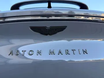 ASTON MARTIN DBX 4.0 V8  1.HD CARBON 22ZOLL PANO CHINA GREY