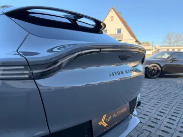 ASTON MARTIN DBX 4.0 V8  1.HD CARBON 22ZOLL PANO CHINA GREY