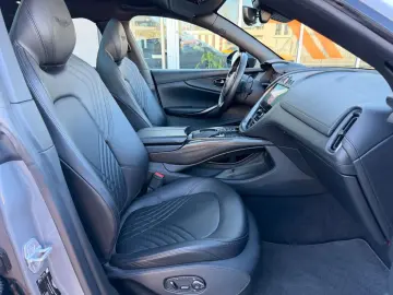 ASTON MARTIN DBX 4.0 V8  1.HD CARBON 22ZOLL PANO CHINA GREY