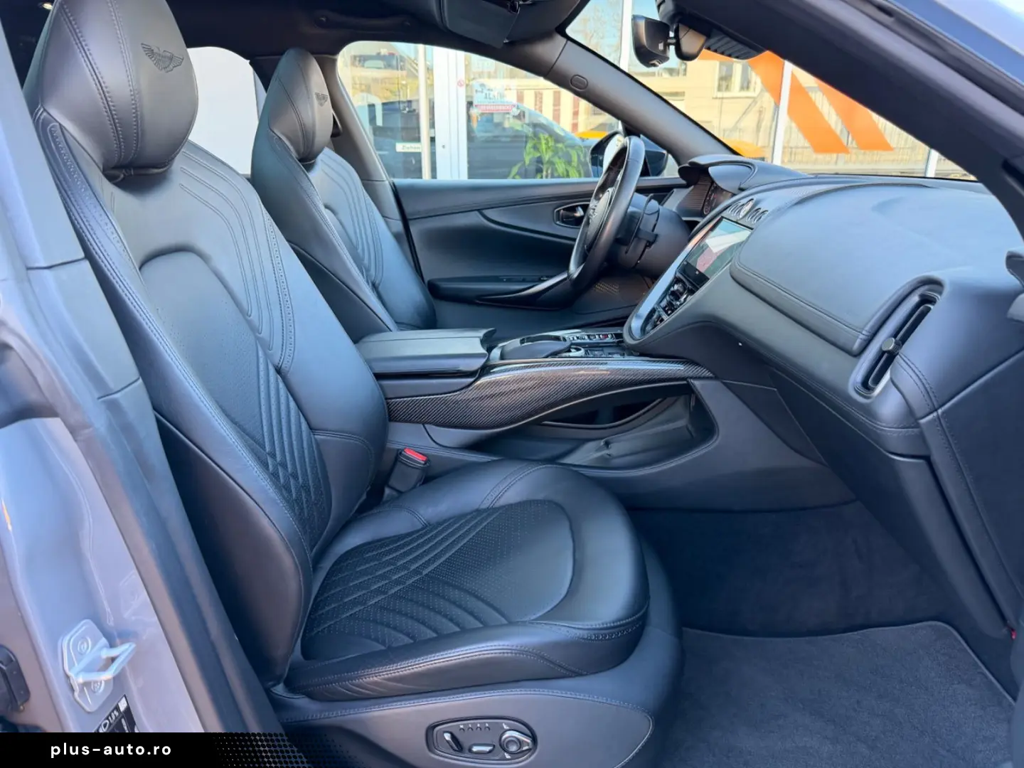 ASTON MARTIN DBX 4.0 V8  1.HD CARBON 22ZOLL PANO CHINA GREY