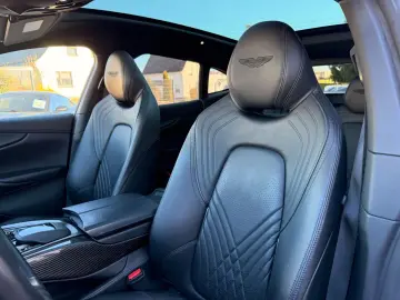 ASTON MARTIN DBX 4.0 V8  1.HD CARBON 22ZOLL PANO CHINA GREY
