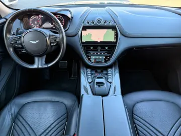 ASTON MARTIN DBX 4.0 V8  1.HD CARBON 22ZOLL PANO CHINA GREY
