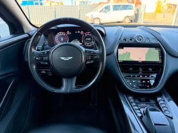 ASTON MARTIN DBX 4.0 V8  1.HD CARBON 22ZOLL PANO CHINA GREY