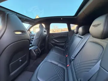 ASTON MARTIN DBX 4.0 V8  1.HD CARBON 22ZOLL PANO CHINA GREY