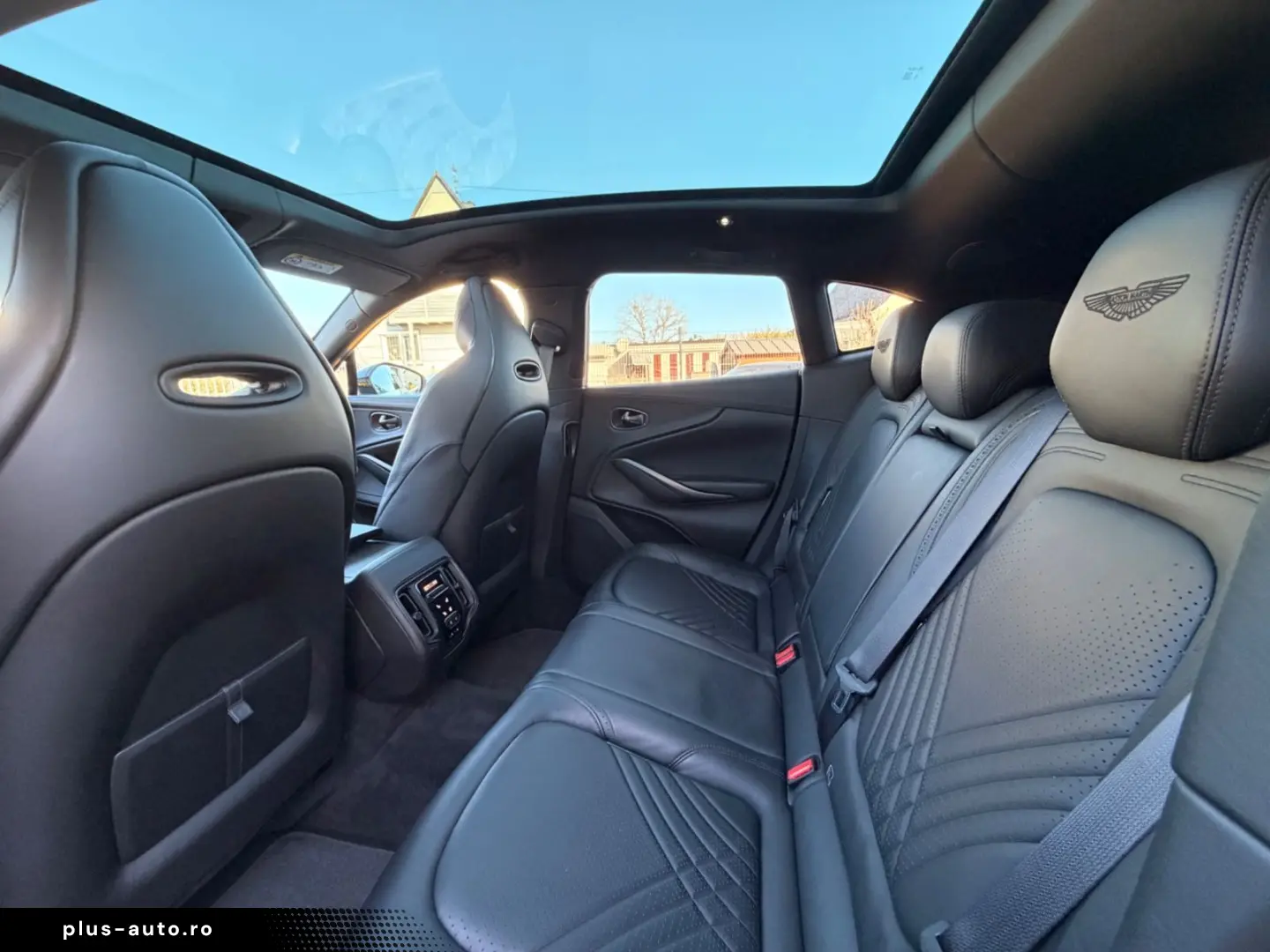 ASTON MARTIN DBX 4.0 V8  1.HD CARBON 22ZOLL PANO CHINA GREY