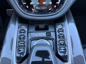 ASTON MARTIN DBX 4.0 V8  1.HD CARBON 22ZOLL PANO CHINA GREY