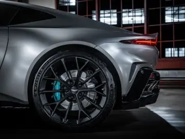 ASTON MARTIN V8 Vantage MY25 BOWERS&WILKINS SAMMLERFAHRZEUG