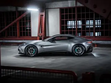 ASTON MARTIN V8 Vantage MY25 BOWERS&WILKINS SAMMLERFAHRZEUG