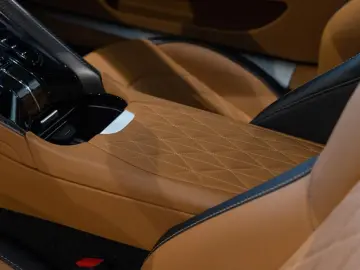 ASTON MARTIN DB12 Coupe Aston Martin Hamburg