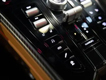 ASTON MARTIN DB12 Coupe Aston Martin Hamburg