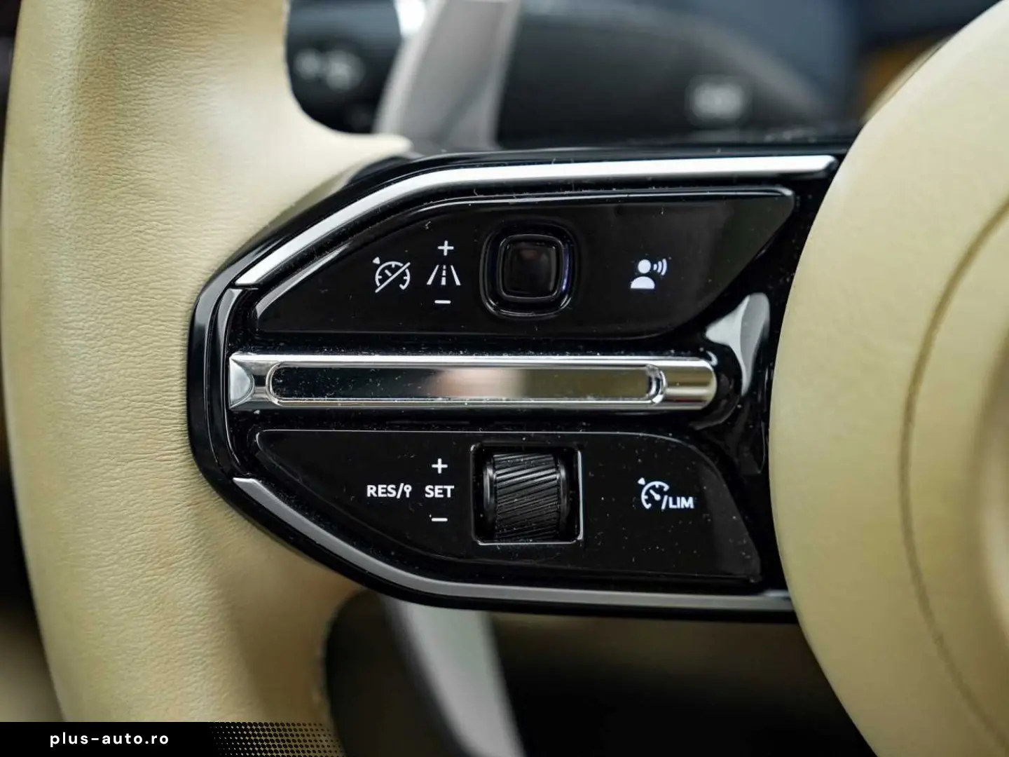 ASTON MARTIN DB12 Volante