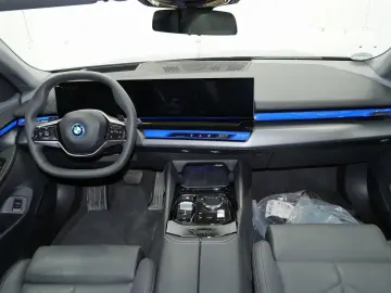 BMW 550e xDrive Touring ICONIC GLOW 19 ALU PANORAMA