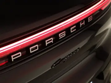 PORSCHE Cayenne E-Hybrid HA-Lenk SpDes SpAbg Luft ACC 22