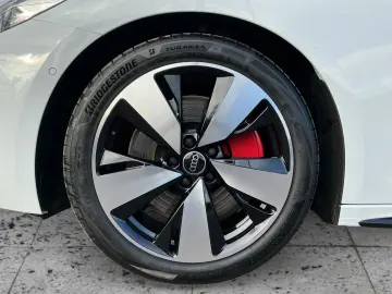AUDI A5 Avant e-hybrid 220kW S-LINE MATRIX AHK PANO