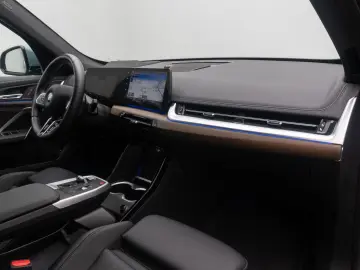 BMW iX1 xD30 M Sport HUD DAB AHK 360  CockpitPro 18