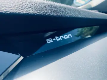 AUDI e-tron 55 Quat S LINE LUFT LED NAVI SHZ KAM B&O