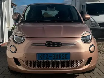 FIAT 500e  Große Batterie Carplay Schnellladefunktion