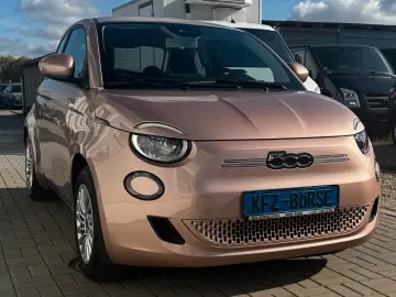 FIAT 500e  Große Batterie Carplay Schnellladefunktion