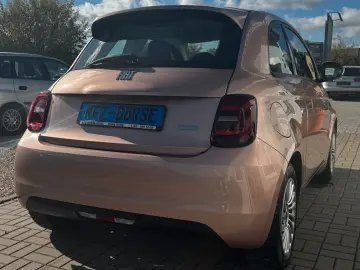 FIAT 500e  Große Batterie Carplay Schnellladefunktion