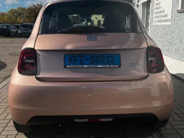 FIAT 500e  Große Batterie Carplay Schnellladefunktion