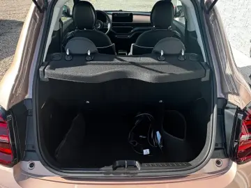 FIAT 500e  Große Batterie Carplay Schnellladefunktion