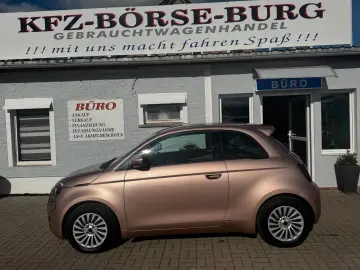 FIAT 500e  Große Batterie Carplay Schnellladefunktion