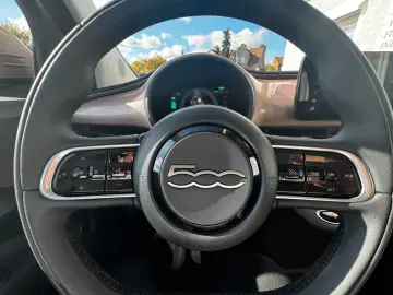 FIAT 500e  Große Batterie Carplay Schnellladefunktion