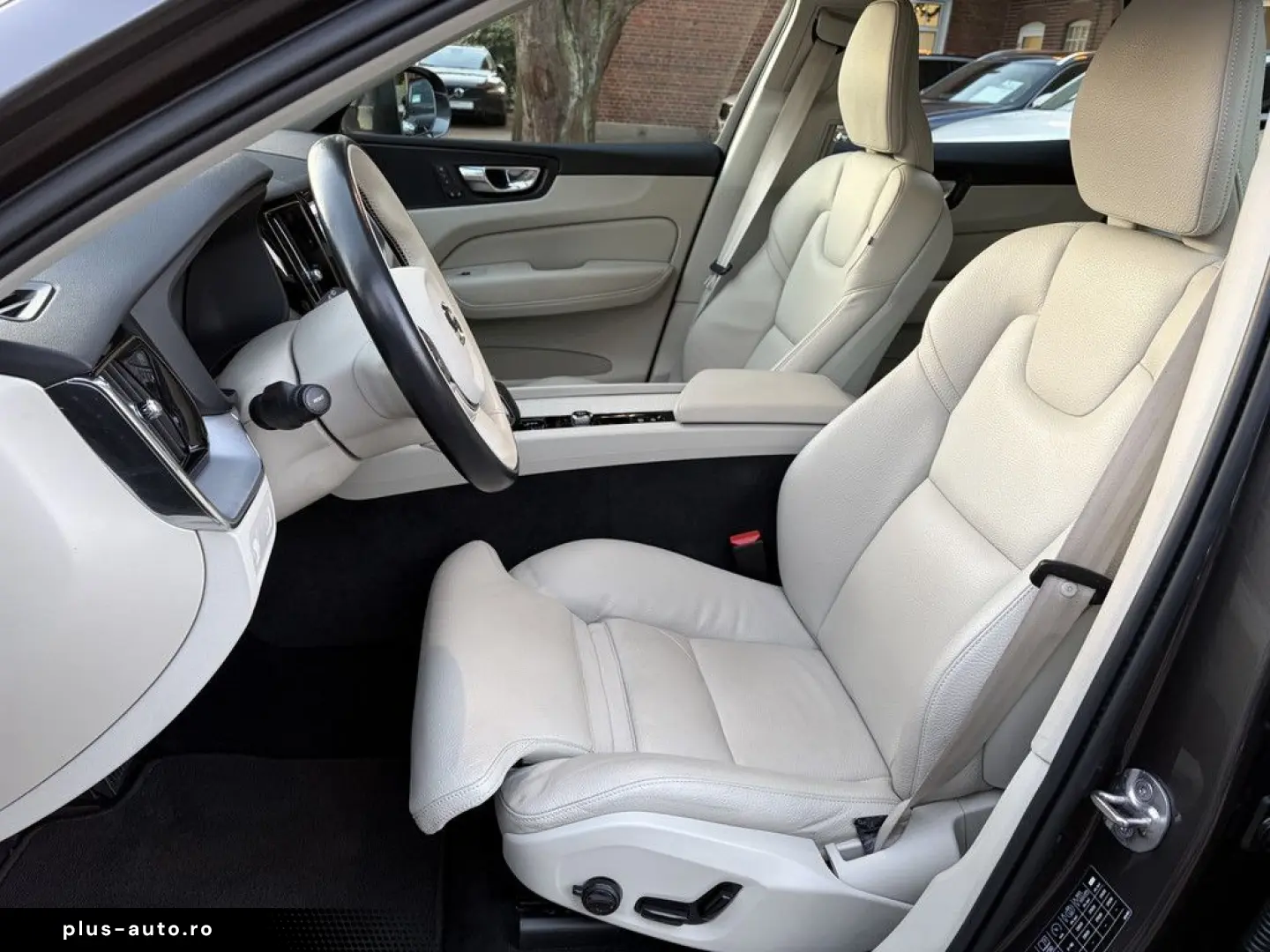 VOLVO XC60 B4 AWD Momentum Pro LEDER   GOOGLE MAPS   K