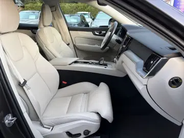 VOLVO XC60 B4 AWD Momentum Pro LEDER   GOOGLE MAPS   K