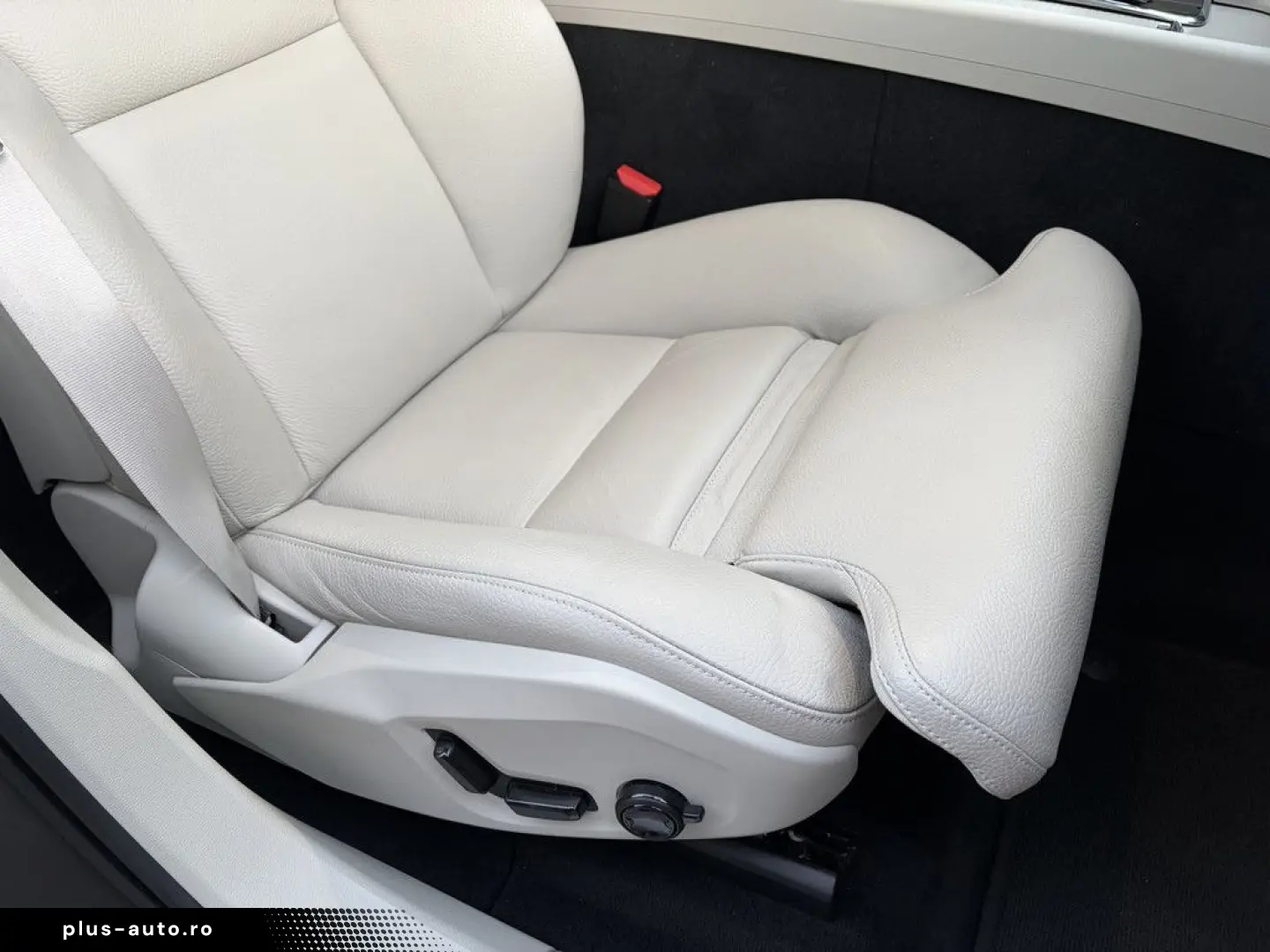 VOLVO XC60 B4 AWD Momentum Pro LEDER   GOOGLE MAPS   K