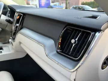 VOLVO XC60 B4 AWD Momentum Pro LEDER   GOOGLE MAPS   K