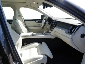 VOLVO XC60 B5 Benzin AWD Plus Bright SHZ H K HGSD AHK