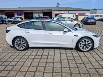 TESLA Model 3 Long Range AWD   AHK   19