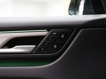 PORSCHE Macan Electric 4 PANO SPORT CHRONO PAKET