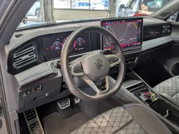 VW Tiguan 2.0TDI R-Line 4M Pano H K AHK Matrix 20