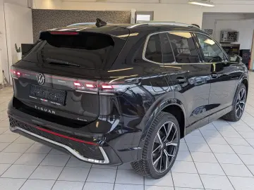 VW Tiguan 2.0TDI R-Line 4M Pano H K AHK Matrix 20