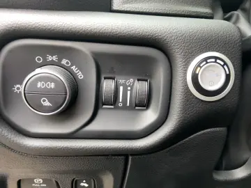 DODGE RAM 1500 Laramie Crew 420 PS  LPG