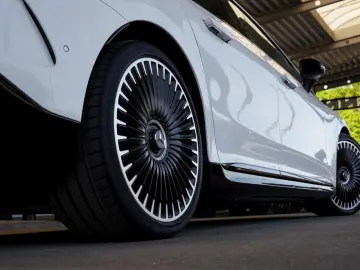 MERCEDES-BENZ EQE 43 AMG 4M Night HeadUp Panorama Airmatic