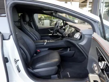 MERCEDES-BENZ EQE 43 AMG 4M Night HeadUp Panorama Airmatic