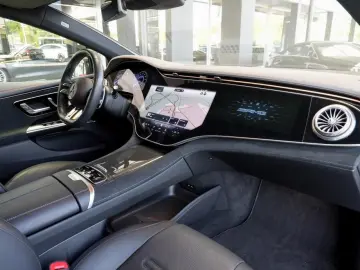 MERCEDES-BENZ EQE 43 AMG 4M Night HeadUp Panorama Airmatic
