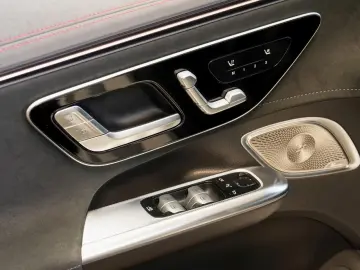 MERCEDES-BENZ EQE 43 AMG 4M Night HeadUp Panorama Airmatic