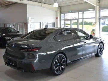BMW i7 xDrive 60 M SportPro B&W M-Heckspoiler Rollos