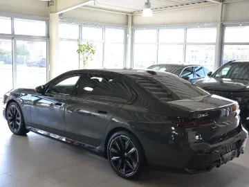 BMW i7 xDrive 60 M SportPro B&W M-Heckspoiler Rollos