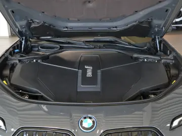 BMW i7 xDrive 60 M SportPro B&W M-Heckspoiler Rollos