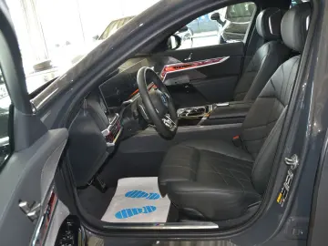 BMW i7 xDrive 60 M SportPro B&W M-Heckspoiler Rollos