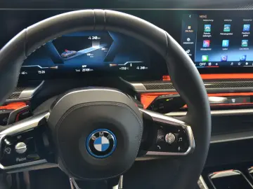 BMW i7 xDrive 60 M SportPro B&W M-Heckspoiler Rollos