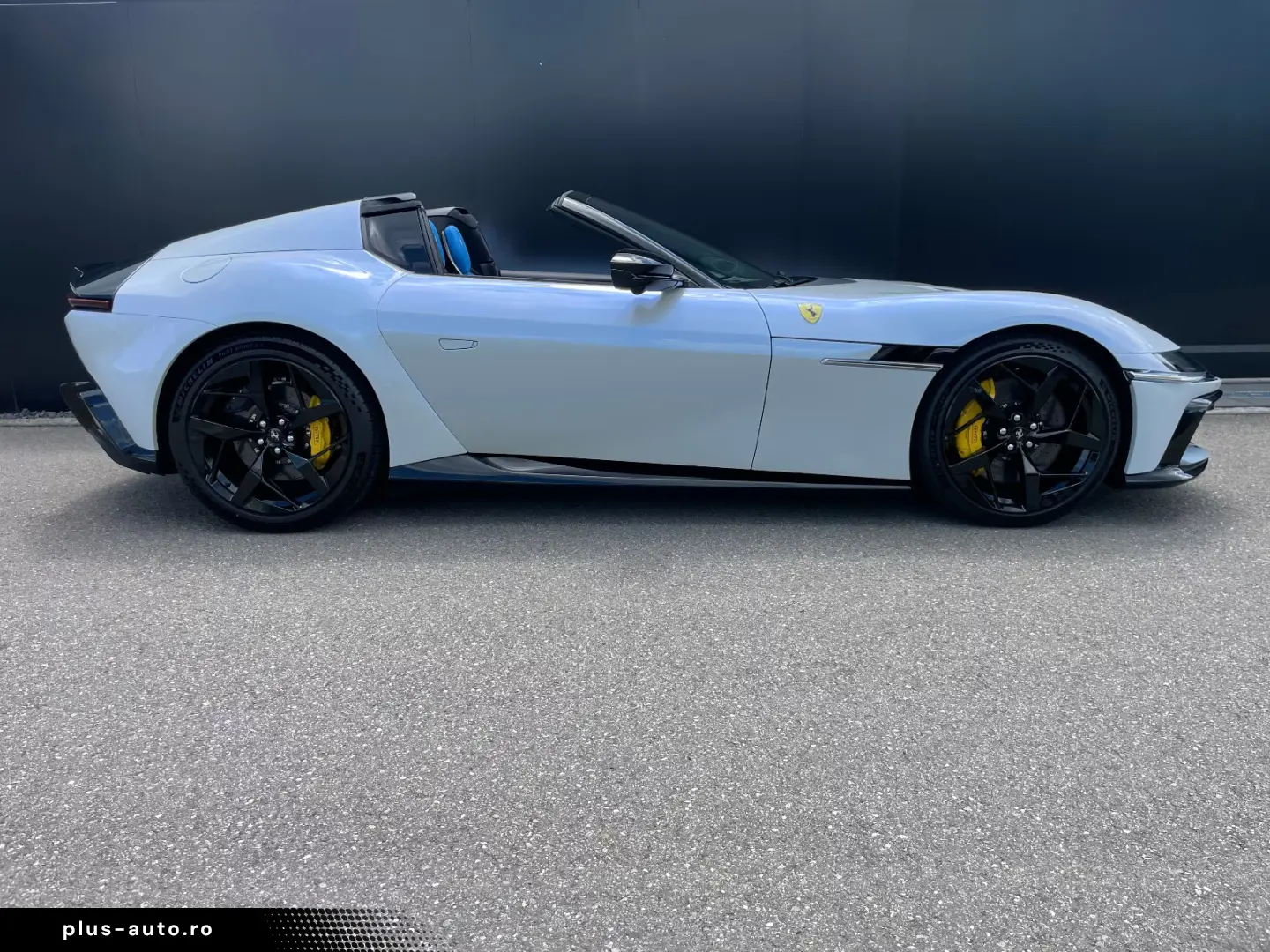 Ferrari 12Cilindri Spider EXTRA RANGE BIANCO BABY BLUE