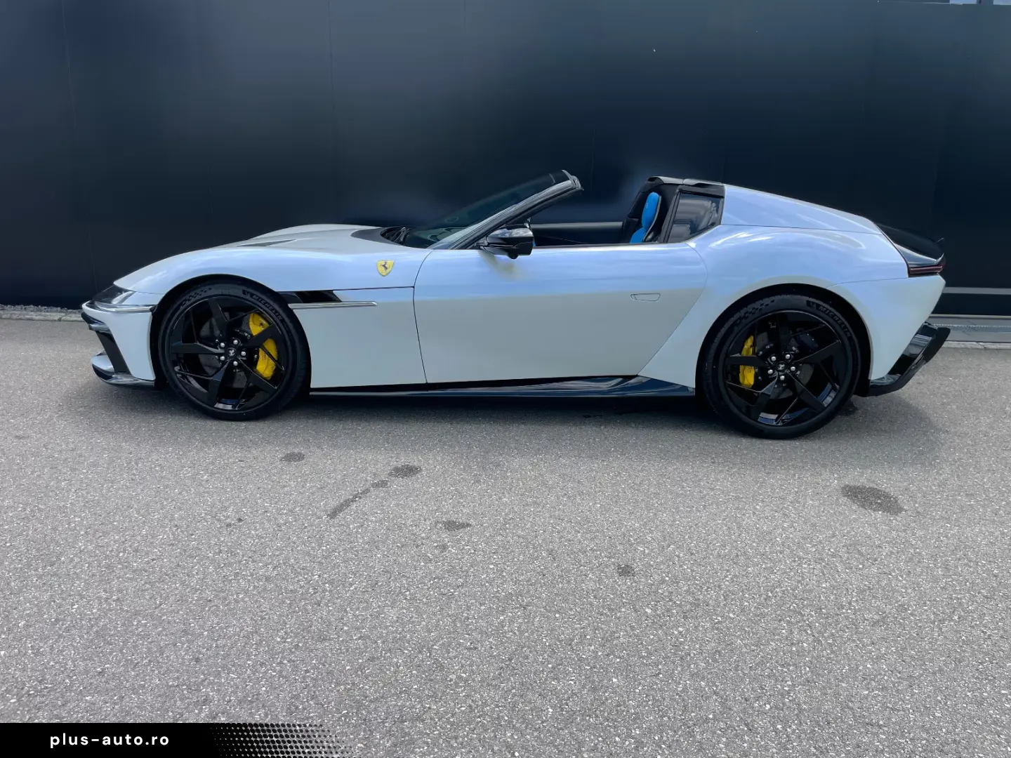 Ferrari 12Cilindri Spider EXTRA RANGE BIANCO BABY BLUE