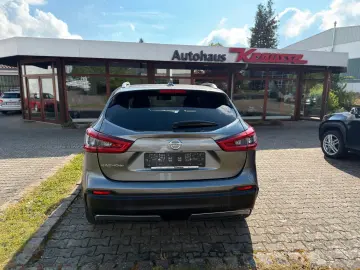NISSAN Qashqai 2 1.3 DIG-T Tekna