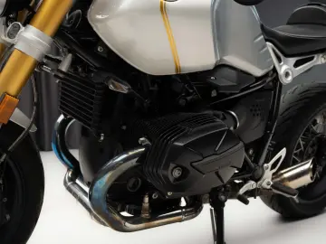 BMW R NINE T
